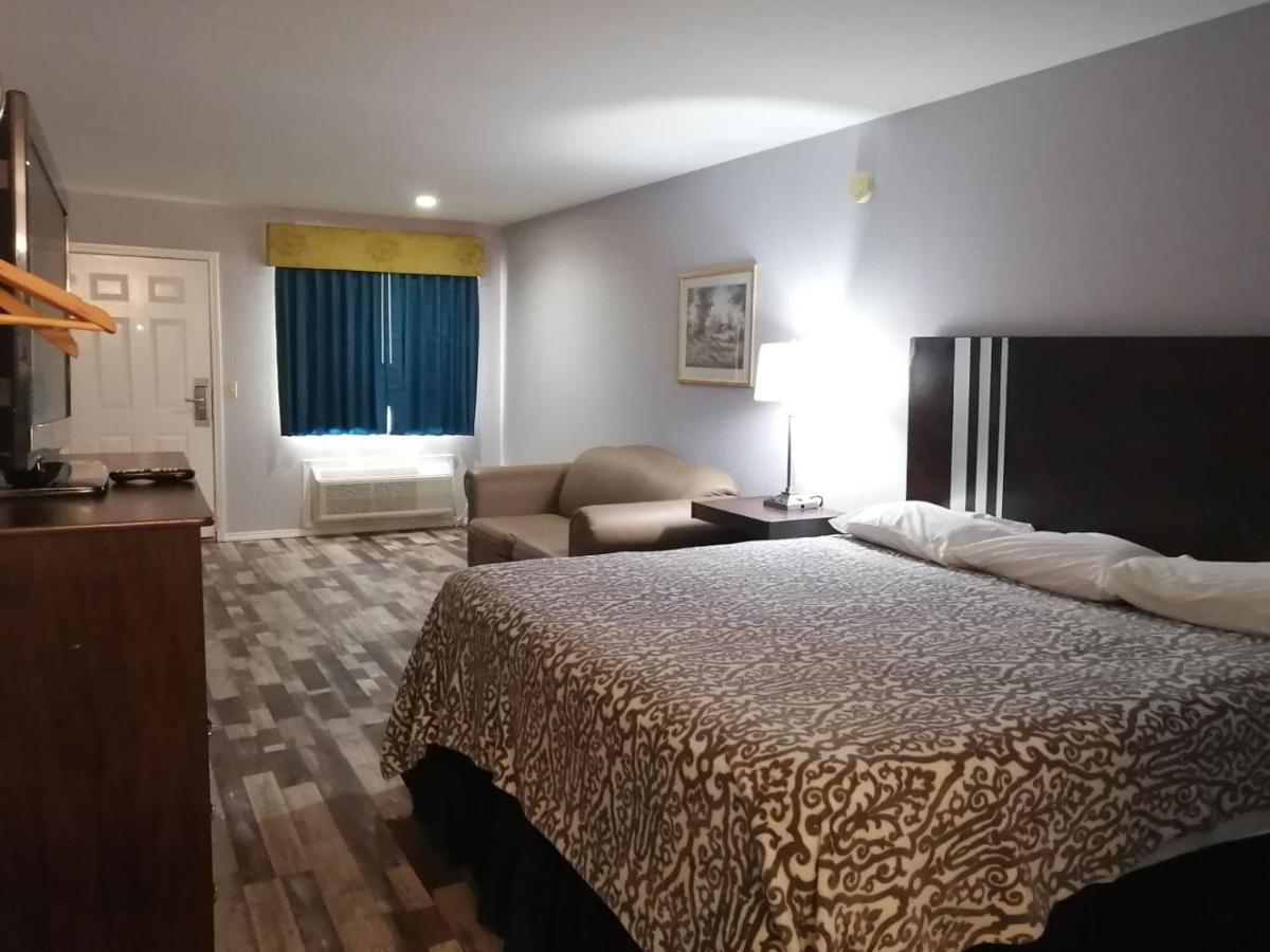 Riata Inn - Crystal City Εξωτερικό φωτογραφία