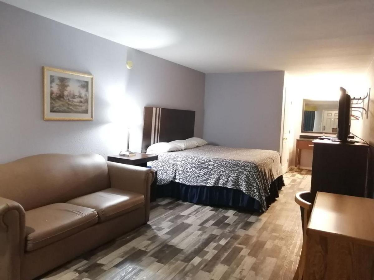 Riata Inn - Crystal City Εξωτερικό φωτογραφία