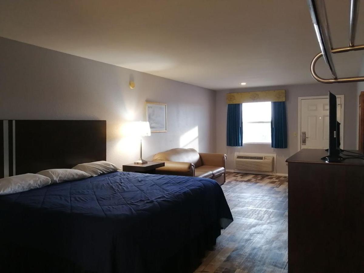 Riata Inn - Crystal City Εξωτερικό φωτογραφία